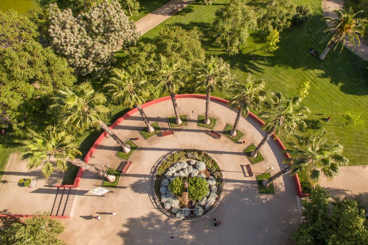 Este recinto cuenta con frondosos árboles nativos. Foto: Parquemet vía X.