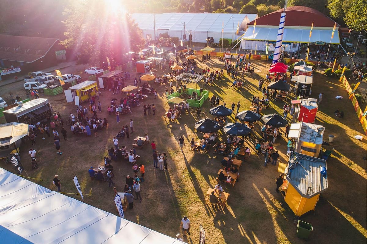 Este es un espacio verde amplio donde miles de asistentes se reúnen para disfrutar de cerveza artesanal, música, gastronomía y actividades típicas.
Foto: Bierfest Kunstmann 2026.