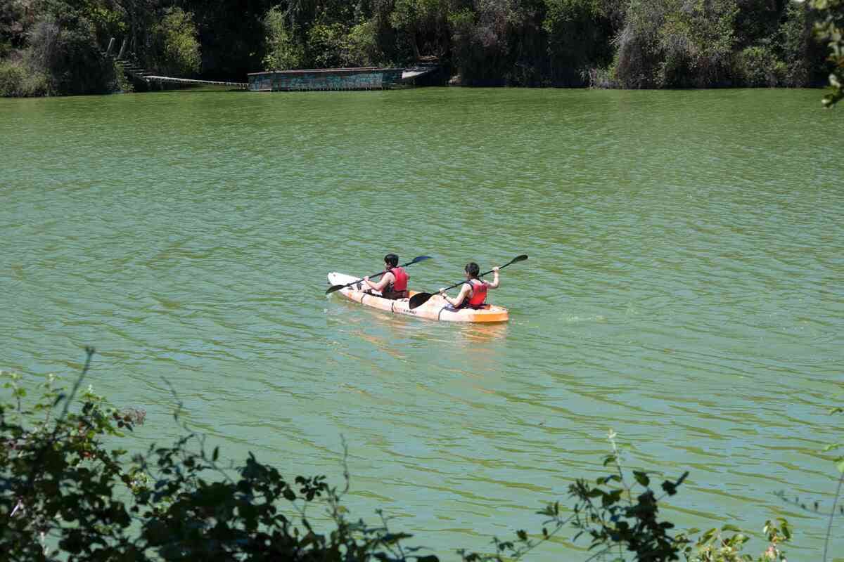 El recinto permite arrendar kayaks para disfrutar aún más del lugar. Foto: tricao.cl