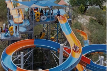 Una de sus atracciones emula la playa: El gran parque acuático ubicado en Maipú que es perfecto para capear el calor
