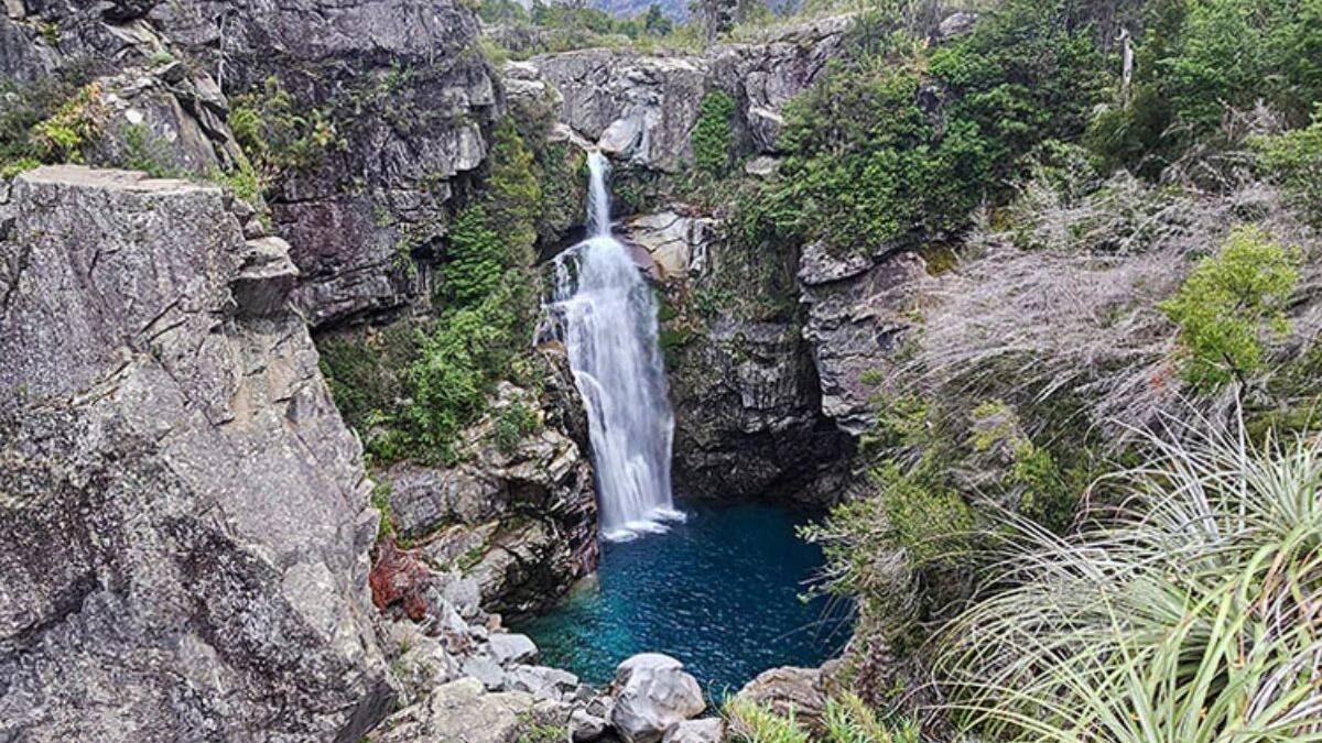 Disfruta a tres horas de Santiago: Este parque alberga una gran piscina natural de aguas color turquesa ideal para el baño