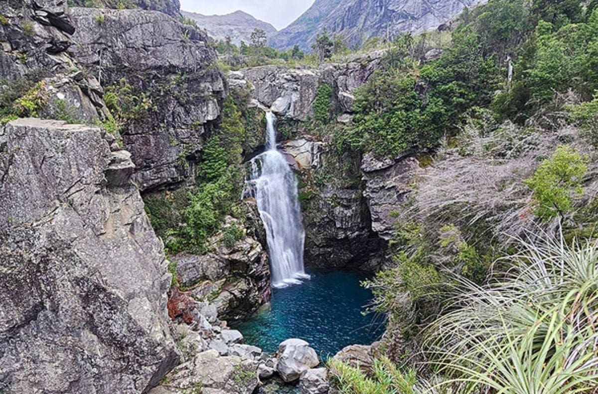 Disfruta a tres horas de Santiago: Este parque alberga una gran piscina natural de aguas color turquesa ideal para el baño