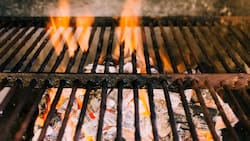 Ni con una cebolla ni con un paño: esta es la forma correcta de limpiar la parrilla para hacer un asado