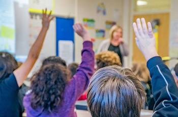 Innovador programa ofrece a profesores chilenos impartir clases en Estados Unidos: sueldos mensuales de $3.000.000