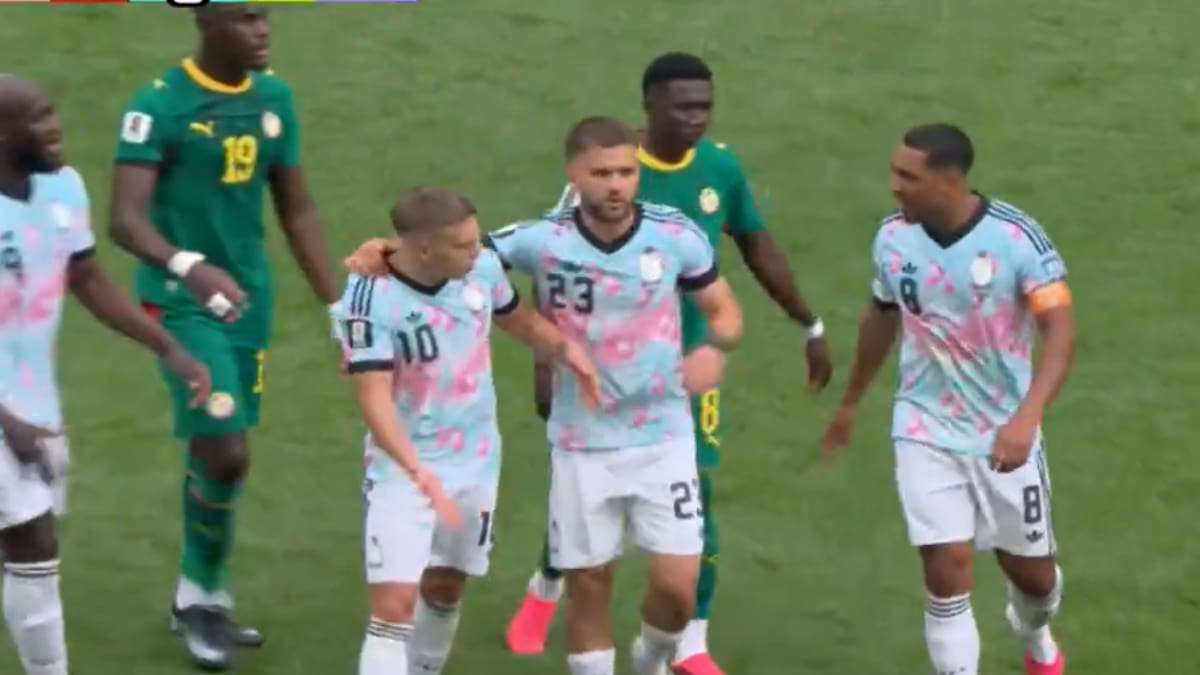 VIDEO | ¿Porque es un buen compañero? Jugadores belgas se agarraron a pechazos en pleno partido ante Senegal