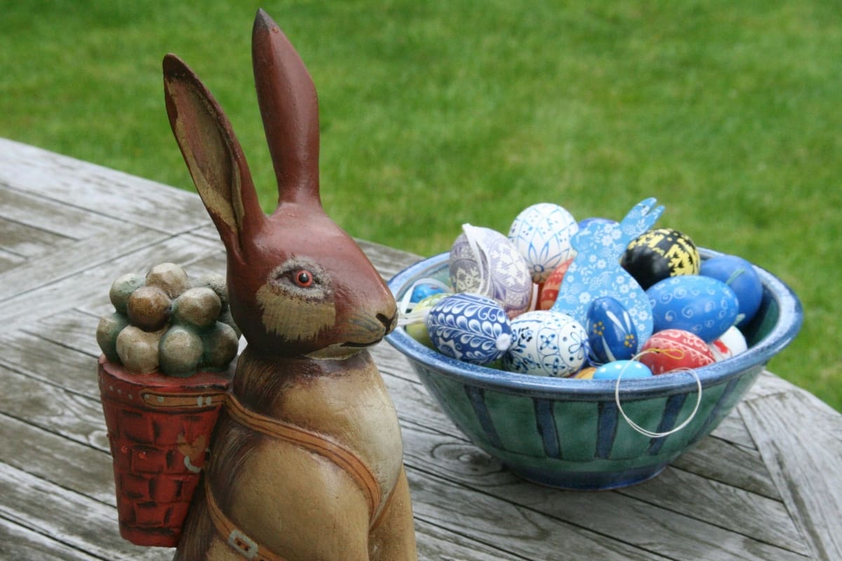 Conejo de pascua y los clásicos huevitos.