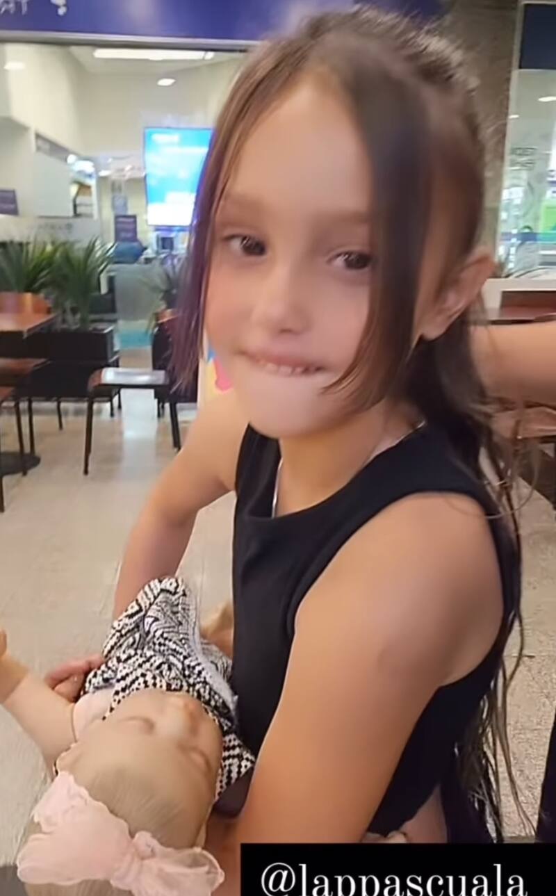 Estaba paseando en el mall junto a su muñeca.