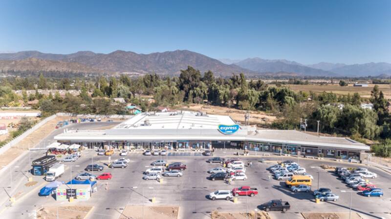 El stripcenter cuenta con un supermercado Lider Express.