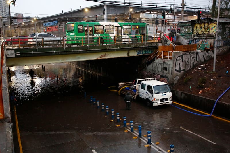 Algunos pasos bajo nivel de la capital debieron ser cerrados por las autoridades ante las intensas precipitaciones de este jueves.