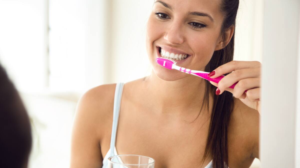 Esta es la razón por la que NO debes escupir la pasta dental tras cepillarte los dientes