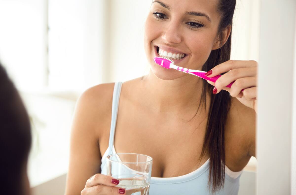 Esta es la razón por la que NO debes escupir la pasta dental tras cepillarte los dientes