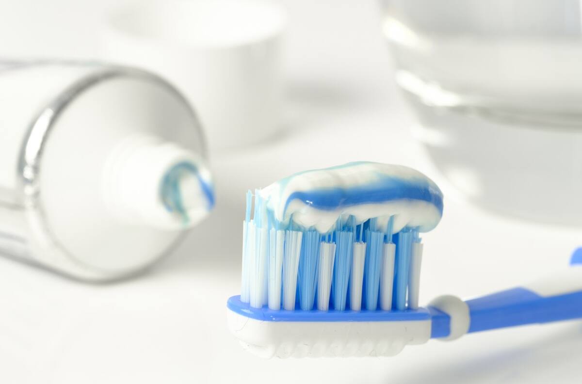 Además de blanquear tus dientes, la pasta dental tiene muchos otros usos caseros