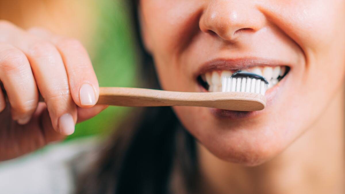 ¿Es realmente efectiva la pasta dental con carbón? Esto es lo que dice Harvard al respecto