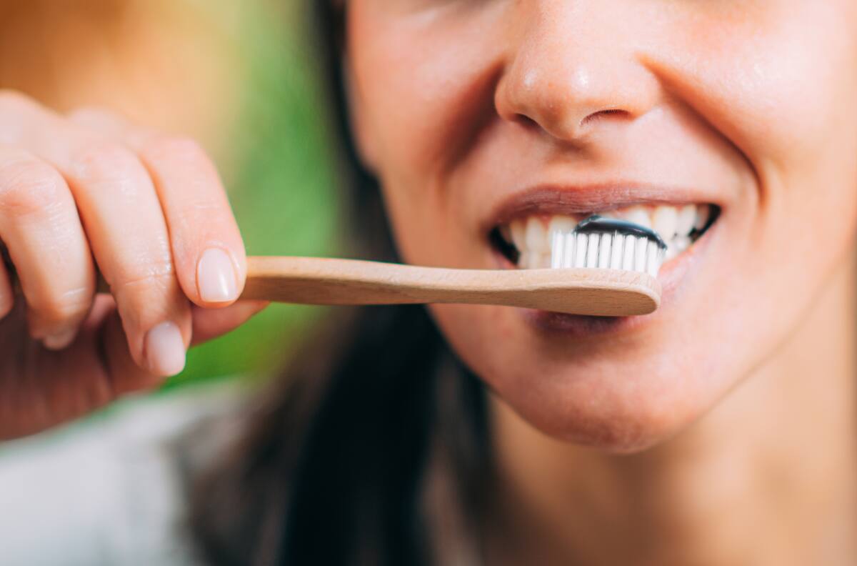 ¿Es realmente efectiva la pasta dental con carbón? Esto es lo que dice Harvard al respecto