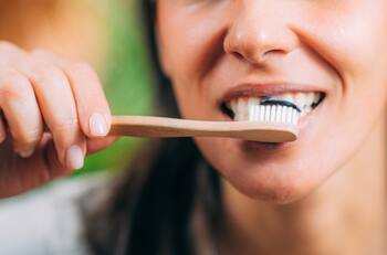 ¿Es realmente efectiva la pasta dental con carbón? Esto es lo que dice Harvard al respecto