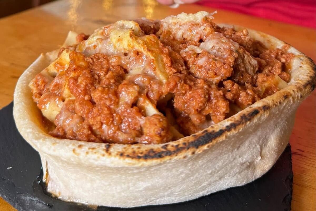 El local destaca por sus platos comestibles, entregando una experiencia gastronómica única. Créditos: Pastas GP en Instagram.