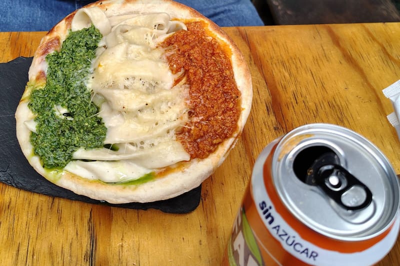 El local ofrece una amplia variedad de pastas y lasañas preparadas en platos comestibles, hechos en base a masa de pizza. Créditos: Google Maps.