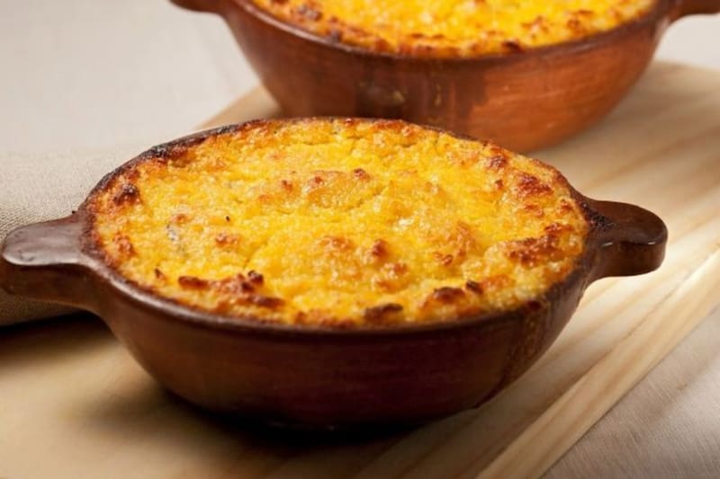 Esta preparación se complementa con un pino, carne de pollo y huevo duro.