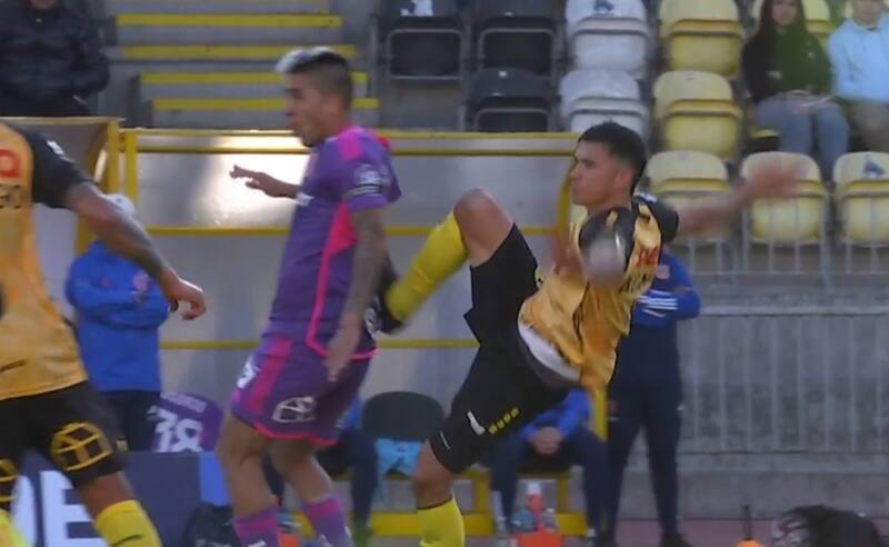 Patadón de Cabrera a Leandro Fernández.