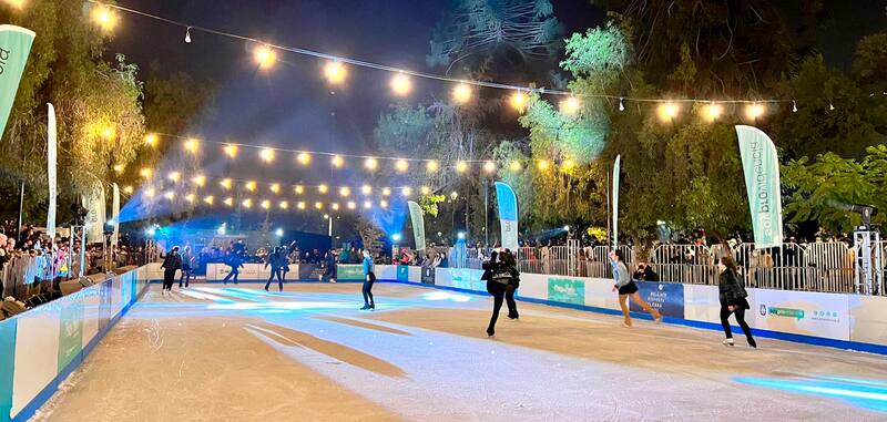 La pista de hielo abrió sus puertas este viernes en Parque Bustamante. Foto: Cero Grado.