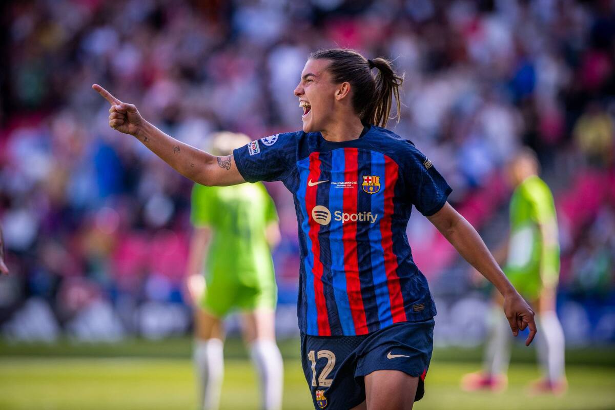 La mediocampista mallorquina se transformó en la primera futbolista, hombre o mujer, en marcar un doblete en una final de Champions.