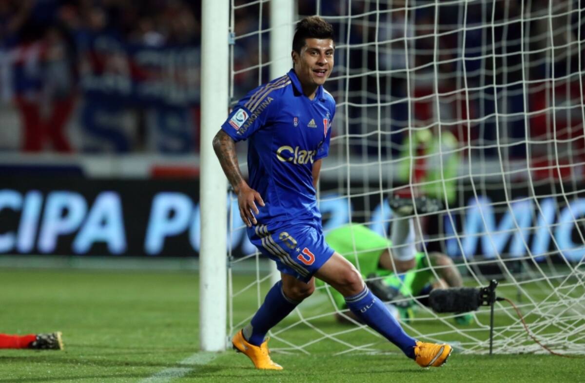 defendiendo a Universidad de Chile en la temporada 2013-14.