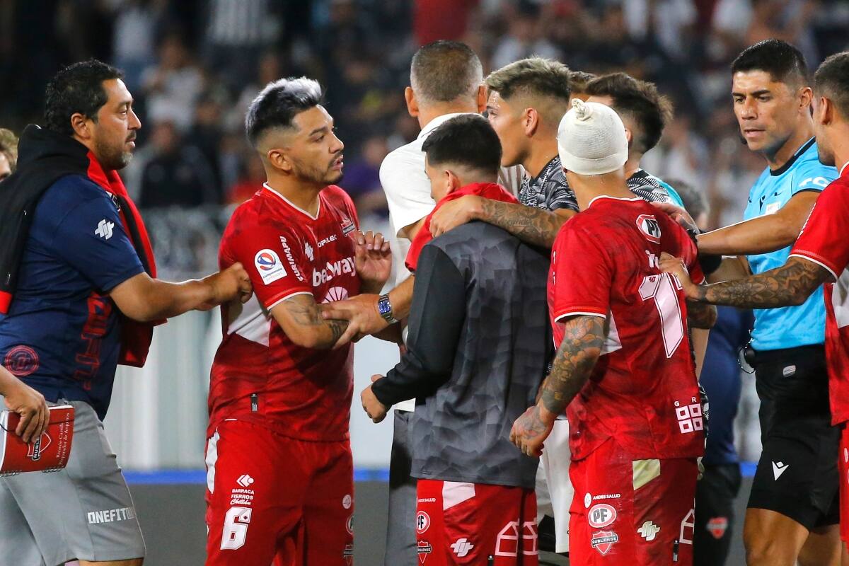 Patricio Rubio y Carlos Palacios tuvieron un duro encontrón al final del partido. Foto: Aton