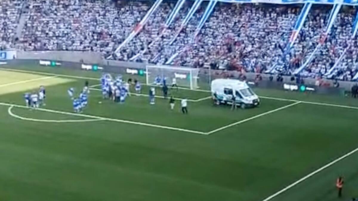 Fuertes imágenes: Patricio Toledo se desvaneció en el Adiós Capitanes y fue retirado en ambulancia