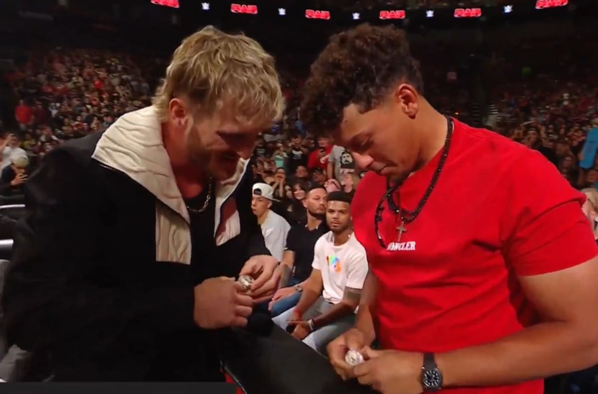VIDEO | ¿Del bando de los malos?: Estrella de la NFL intervino en la WWE y ayudó a Logan Paul