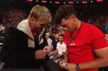 VIDEO | ¿Del bando de los malos?: Estrella de la NFL intervino en la WWE y ayudó a Logan Paul