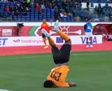 VIDEO | Jugador africano casi se rompe el cuello tras insólito festejo: así reaccionaron sus compañeros