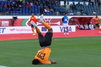 VIDEO | Jugador africano casi se rompe el cuello tras insólito festejo: así reaccionaron sus compañeros