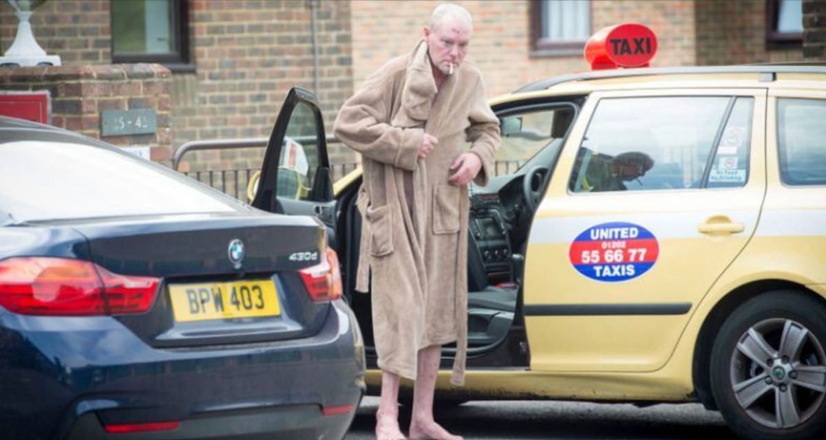 La imagen que dio vuelta al mundo. Saliendo de un hospital, subiéndose a un taxi y completamente perdido después de un consumo excesivo de alcohol y drogas.