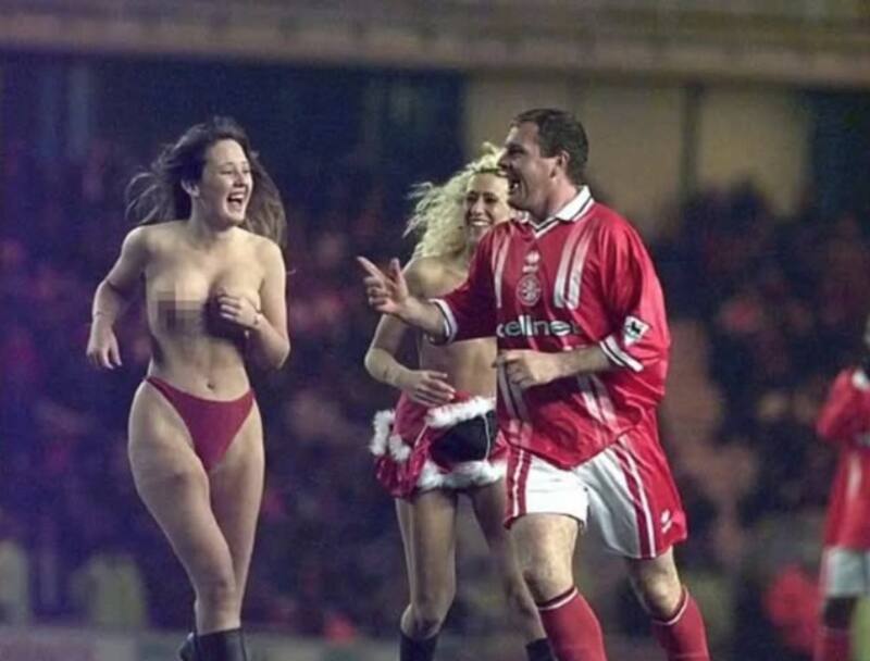 Con la camiseta del Middlesbrough, una tarde en que se sumó a la invasión de fanáticas a la cancha.