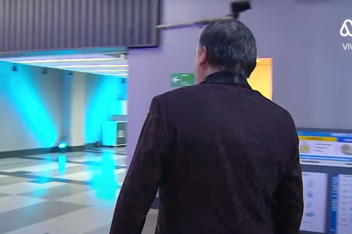 El comediante abandonó las dependencias de Only Fama tras acusar encerrona.