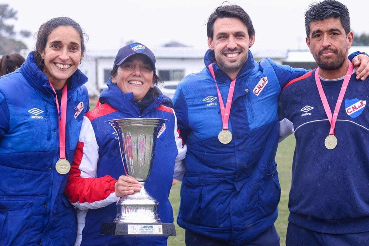 La chilena con la copa de campeona de Uruguay. Foto: @cndeffemenino en Instagram.