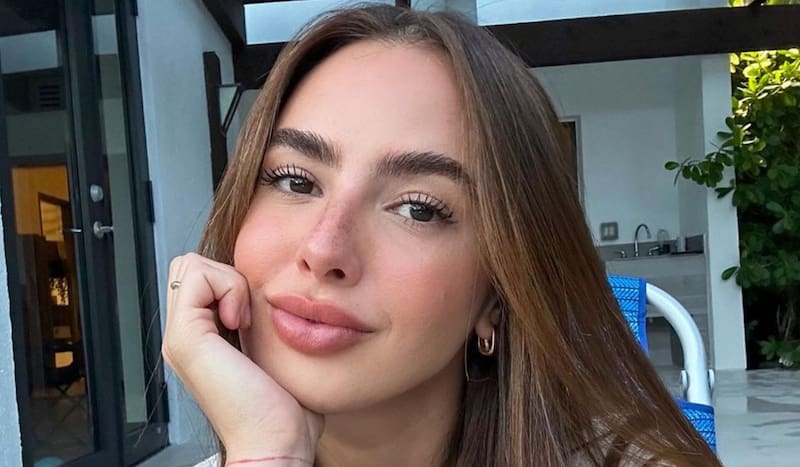 es influencer y novia de Mora.