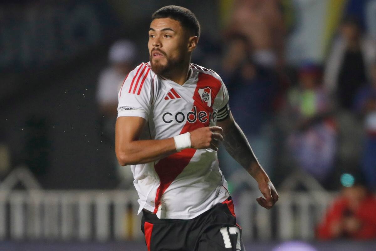 El defensor de River Plate recibiría una oferta desde Medio Oriente para sacar al chileno de Argentina. Foto: Agencia ATON.