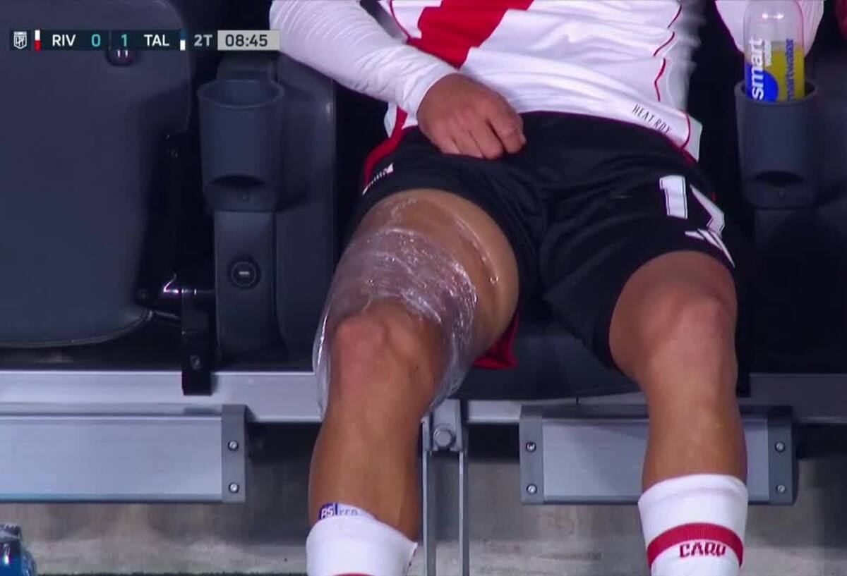 Paulo Díaz en el banco de suplentes tras sufrir una lesión muscular en partido de River.