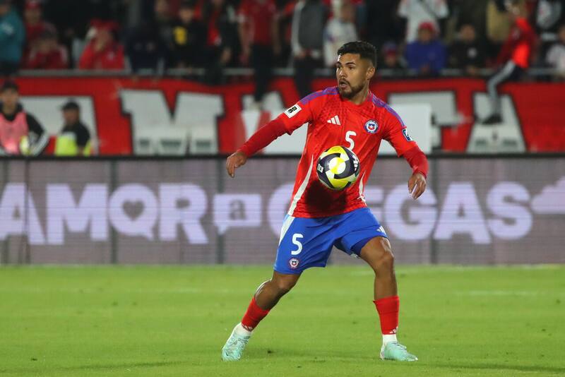 El zaguero jugó los dos partidos de La Roja: en ambos disputó los 90 minutos. Foto: Aton.