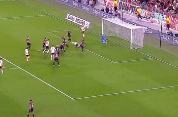 Paulo Díaz apareció en el área y anotó este gol en el duelo de River Plate vs. Barracas Central