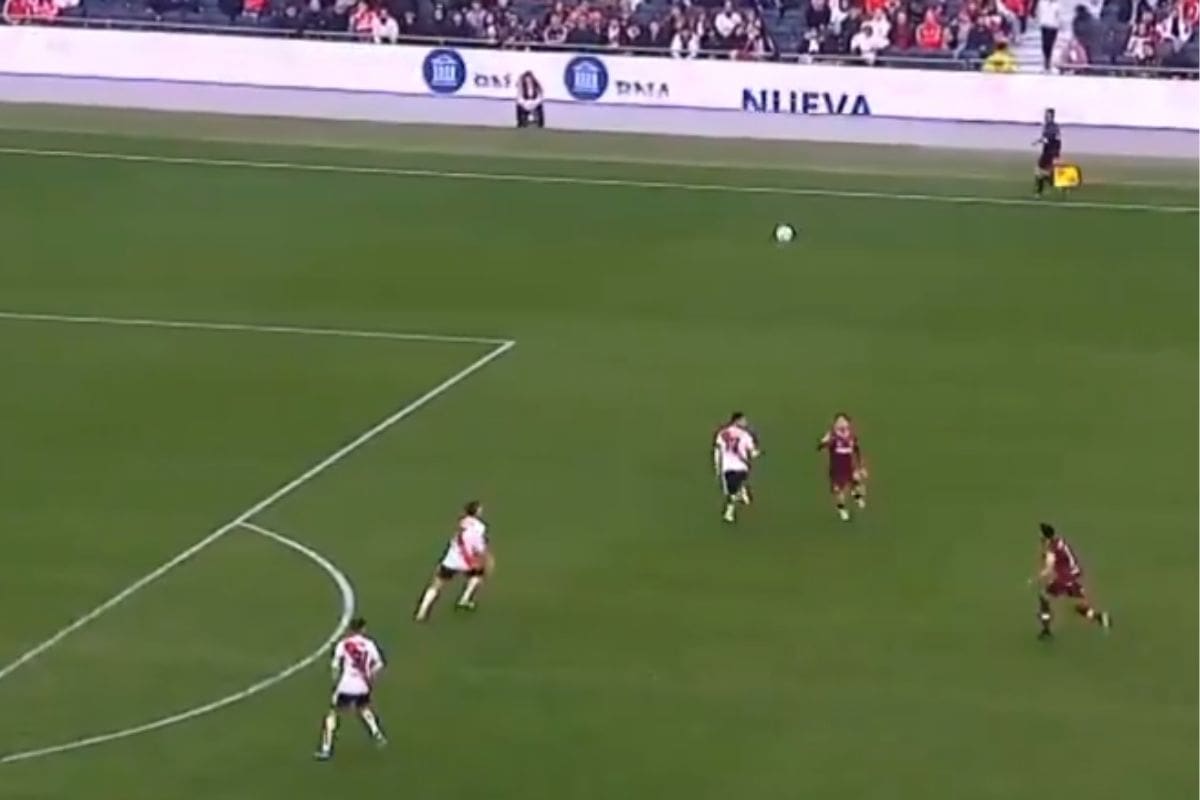 concedió un gol tras perder la pelota de vista.