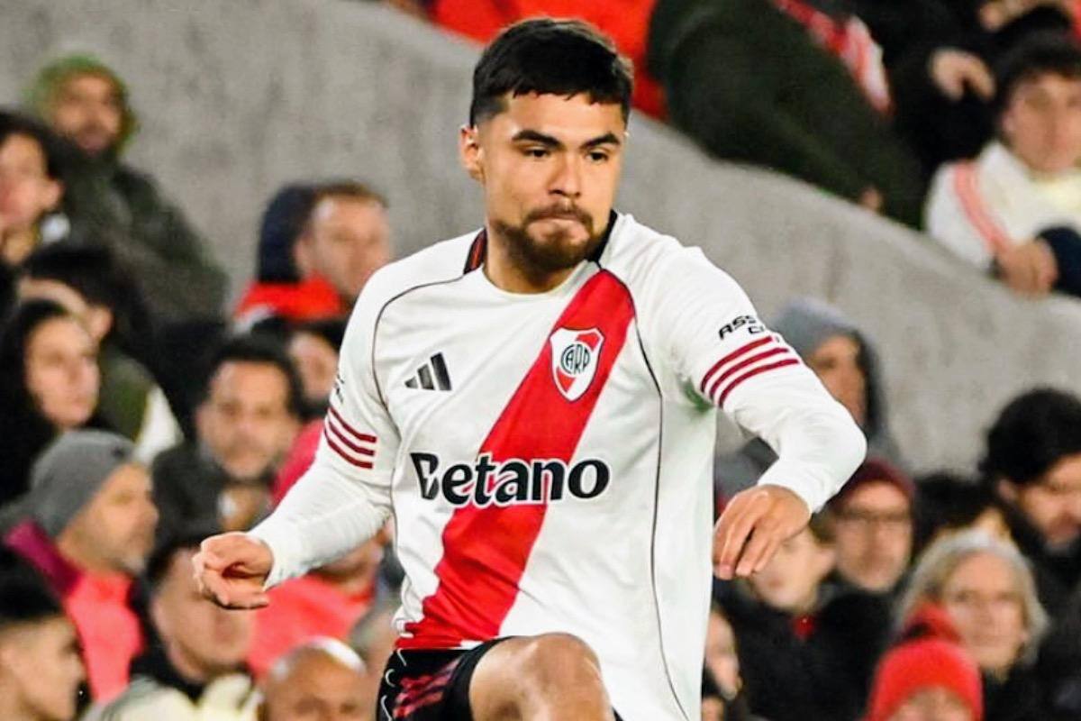 El defensor no ha sumado minutos en los últimos dos partidos de River Plate, por lo que el jugador de la Selección Chilena vive su momento más complicado en Argentina.