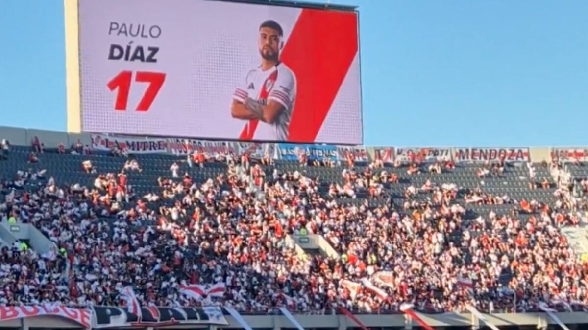 VIDEO | Duro momento: Paulo Díaz es recibido entre pifias por hinchas de River Plate