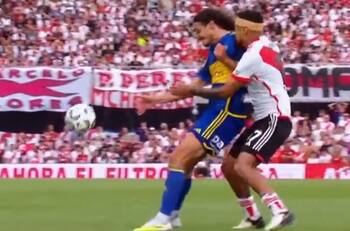 VIDEO | El fuerte cruce entre Paulo Díaz y Edinson Cavani en el Superclásico argentino