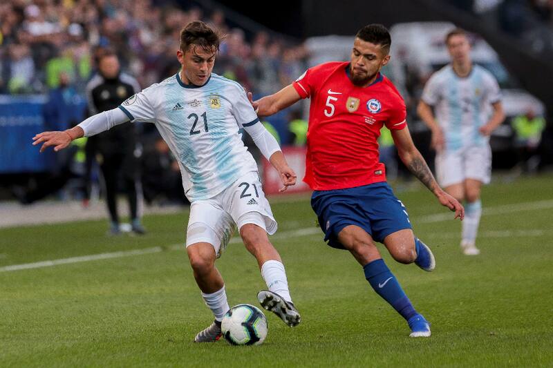 Paulo Dybala ya le anotó a Chile en el duelo por el tercer puesto de la Copa América 2019. (Foto: Aton)