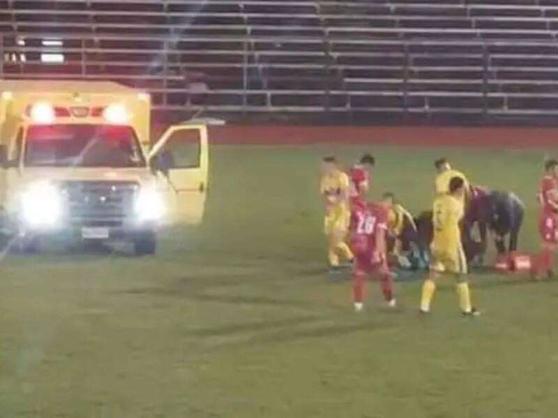 El momento en que el arquero es sacado en ambulancia del partido ante Deportes Rengo.