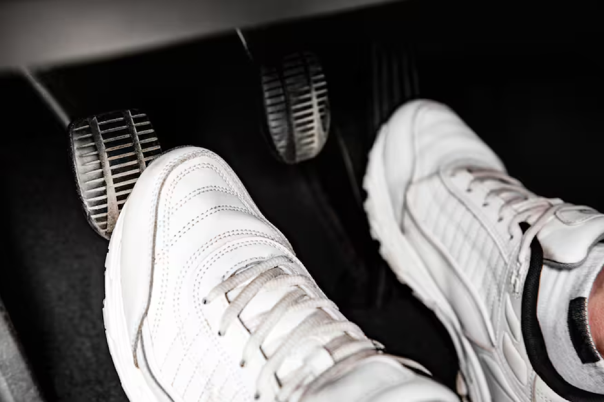 ¿Por qué es peligroso pisar el pedal de embrague y el freno al mismo tiempo?