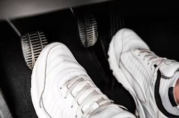 ¿Por qué es peligroso pisar el pedal de embrague y el freno al mismo tiempo?