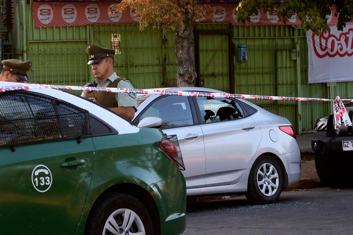 El funcionario de PDI resultó con una herida en su cabeza.